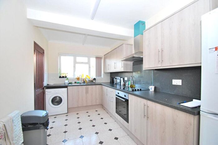 3 Bedroom Flat To Rent In Drummond Street, London, NW1