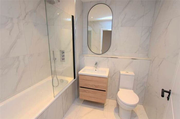 2 Bedroom Flat To Rent In London Road, Hadleigh, Benfleet, SS7