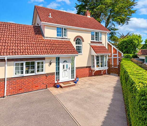 4 Bedroom Link Detached House For Sale In Washington Close, Preston, Paignton, TQ3