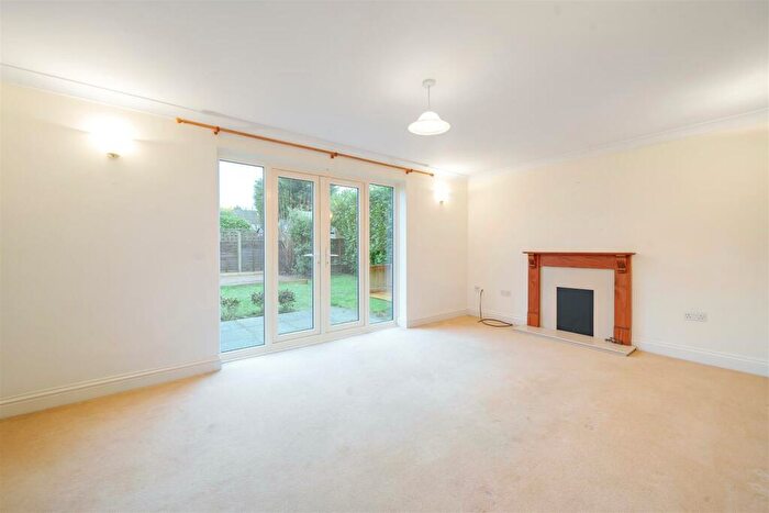 3 Bedroom Detached House For Sale In Dorking Road, Tadworth, KT20
