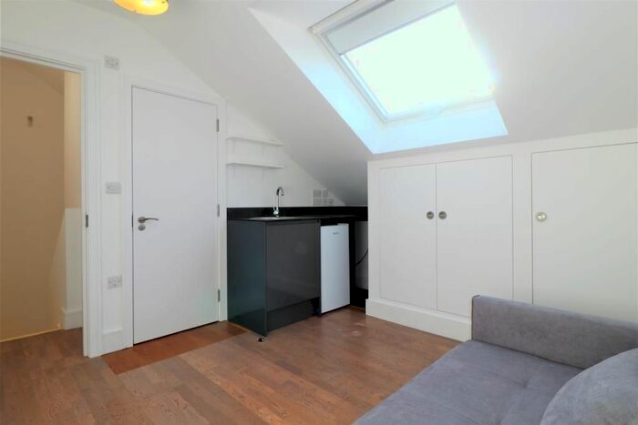 Studio To Rent In Church Terrace, London, NW4