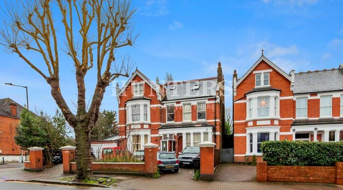 Studio To Rent In Walm Lane, London, NW2