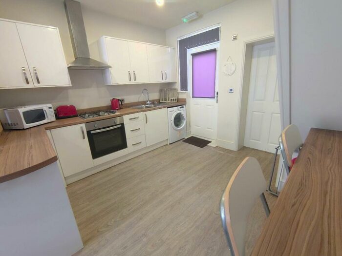 2 Bedroom Terraced House To Rent In Hawkins Street, Kensington, L6