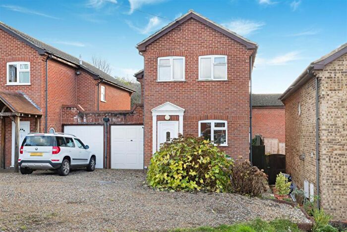 3 Bedroom Detached House For Sale In Cressingham Road, Reading, RG2