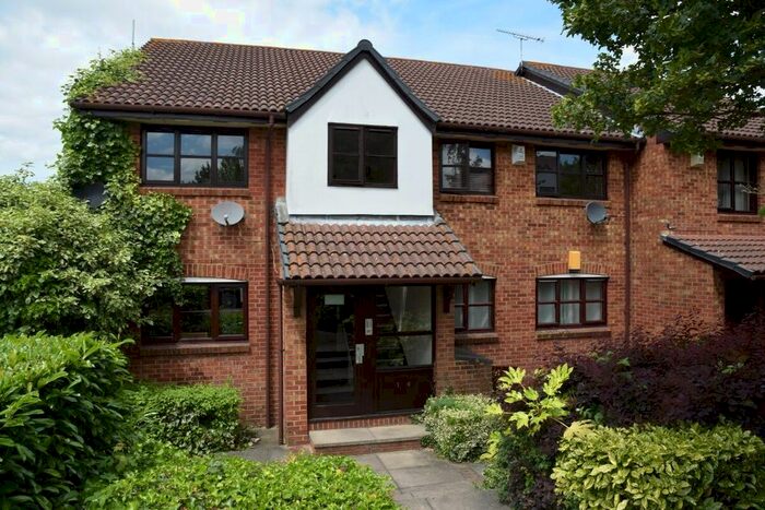 2 Bedroom Flat To Rent In Griffin Walk, Greenhithe DA9