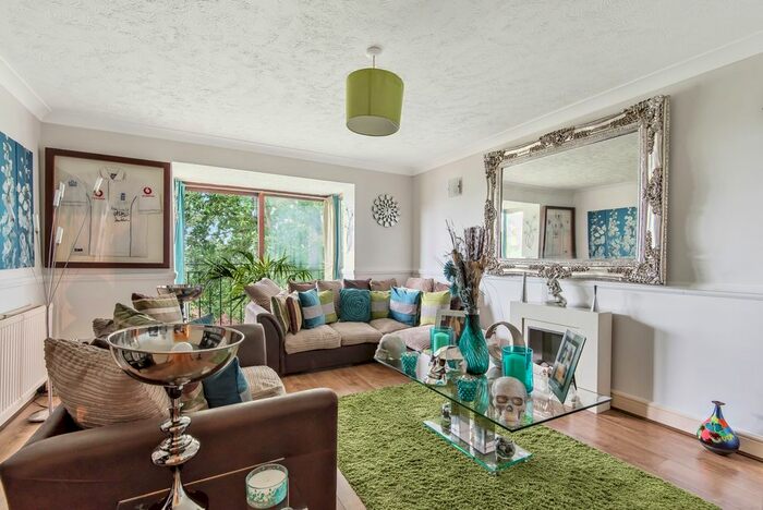 2 Bedroom Flat To Rent In Cuthbert Gardens, London, SE25