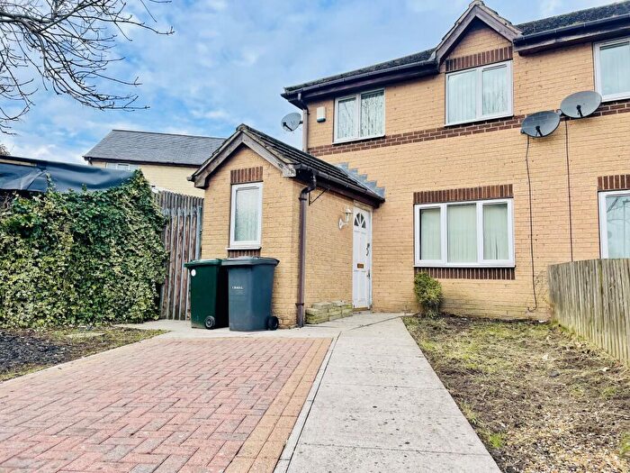 3 Bedroom Semi-Detached House To Rent In Hopton Avenue, Bierly, BD4