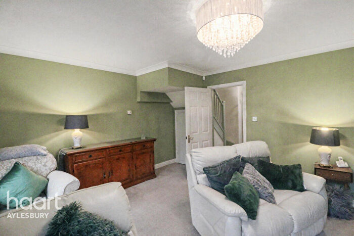 3 Bedroom Semi-Detached House For Sale In Turnpike End, Aylesbury, HP21