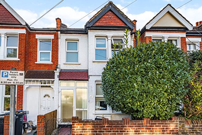 2 Bedroom Flat For Sale In Clifton Park Avenue, London, SW20