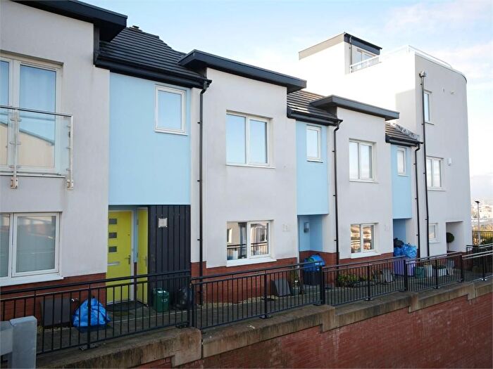 3 Bedroom Link Detached House To Rent In Trem Y Bae, Penarth, CF64