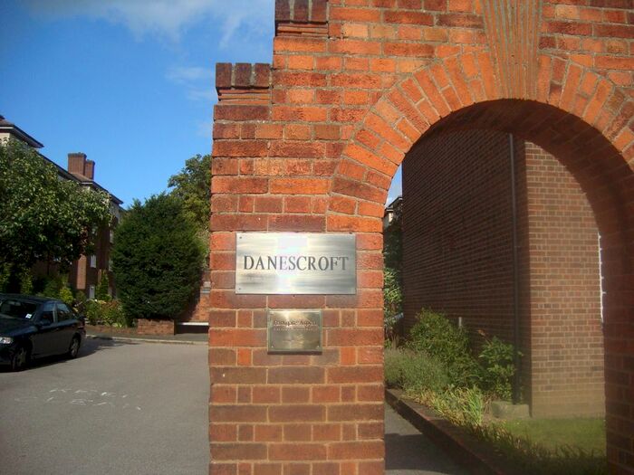 Garage / Parking To Rent In Danescroft, Brent Street, Hendon, London, NW4