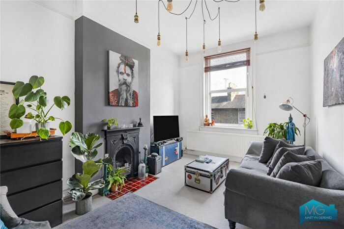 3 Bedroom Maisonette For Sale In Church Lane, London, N2