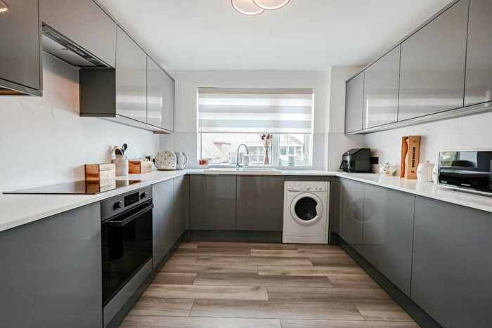 2 Bedroom Flat For Sale In Eastern Esplanade, Thorpe Bay, Southend-On-Sea, SS1