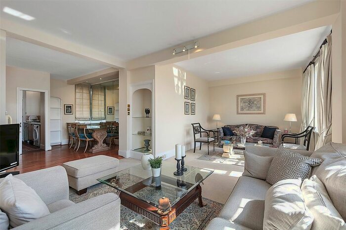 2 Bedroom Flat To Rent In Kenton Court, Kensington High Street, W14