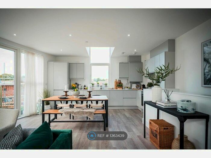 3 Bedroom Flat To Rent In Edge Hill Avenue, London, N3