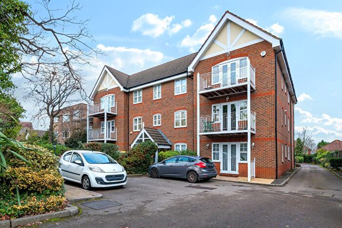 2 Bedroom Flat For Sale In The Ridgeway, Enfield, EN2