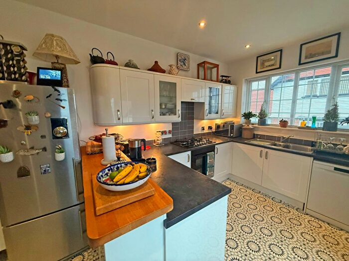 2 Bedroom Flat For Sale In Esplanade Crescent, Scarborough, YO11
