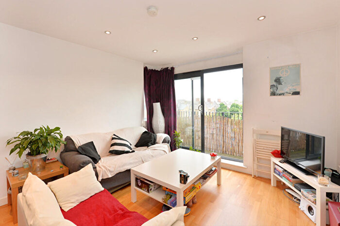 3 Bedroom Apartment To Rent In Morning Lane, Hackney, E9