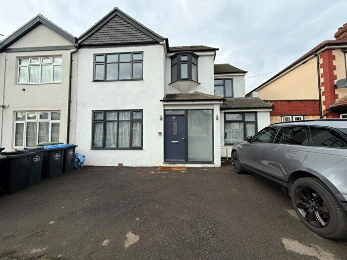 5 Bedroom Apartment To Rent In Elm Way Neasden Lonond, NW10