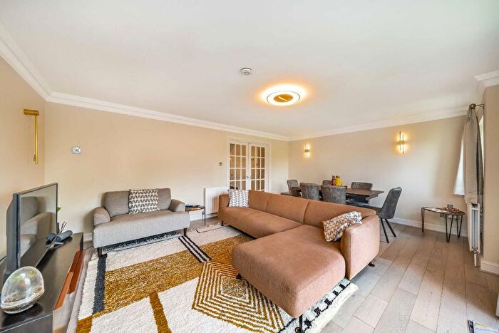 3 Bedroom Flat To Rent In Brondesbury Park, Queen's Park, NW6