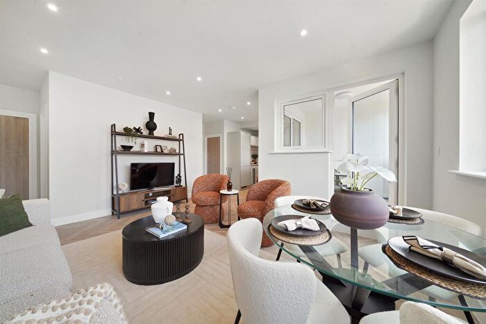 3 Bedroom Apartment For Sale In Flat Portelet Street, London, E1