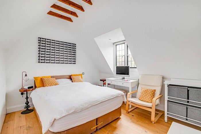 4 Bedroom Property To Rent In Raeburn Close, Hampstead Garden Suburb, NW11