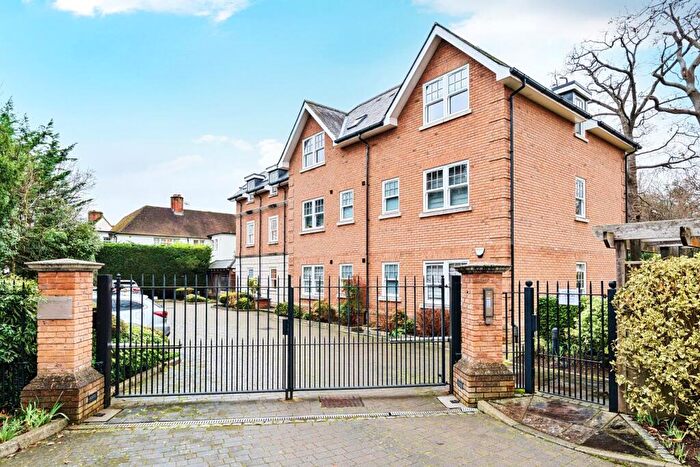 3 Bedroom Flat For Sale In Birchwood Drive, West Byfleet, Surrey, KT14