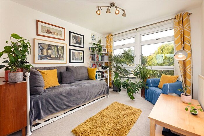 1 Bedroom Flat For Sale In Arnal Crescent, London, SW18