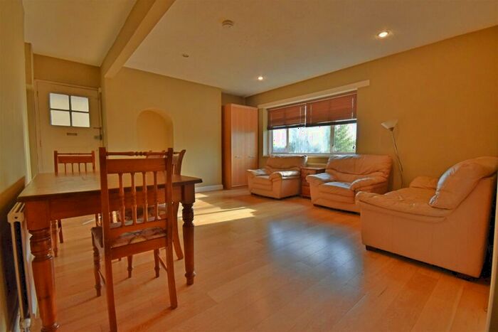 4 Bedroom Apartment To Rent In Finchley Road, Golders Green, NW11