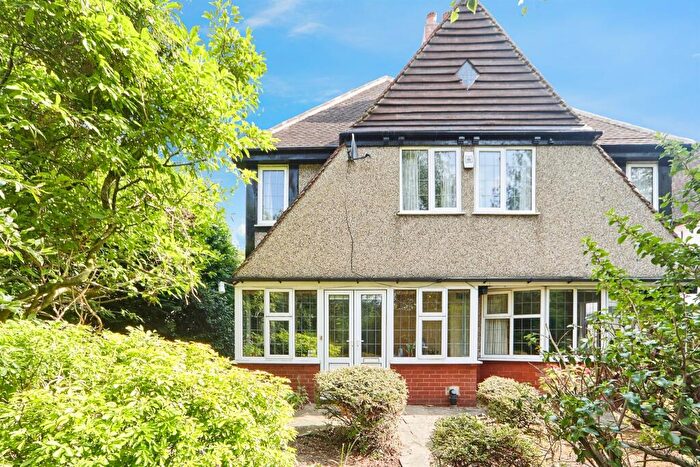 4 Bedroom Detached House For Sale In Oakwood Lane, Leeds, LS8