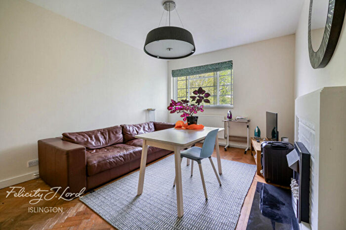 2 Bedroom Flat For Sale In Highbury Grove, London, N5