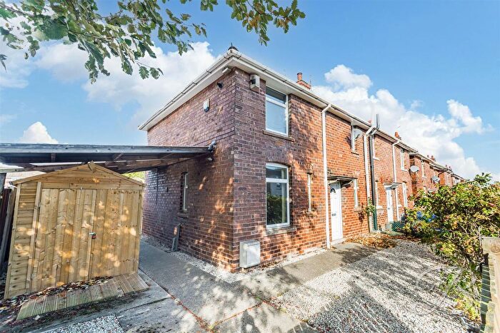 3 Bedroom Semi-detached House For Sale In Huntingdon Avenue, Bolsover, Chesterfield, S44