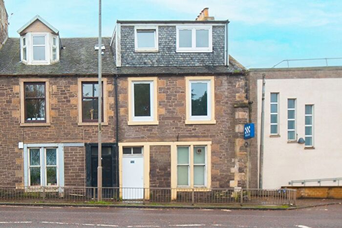 3 Bedroom Flat For Sale In Westport, Lanark, ML11