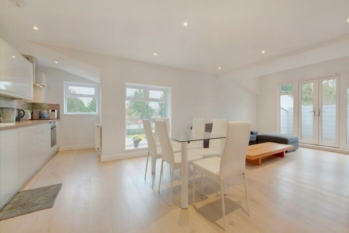 2 Bedroom Flat For Sale In Lower Road, Garsington, Oxford, OX44