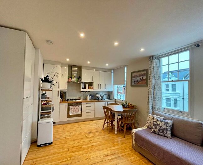 1 Bedroom Flat To Rent In Carmalt Gardens, Putney, SW15