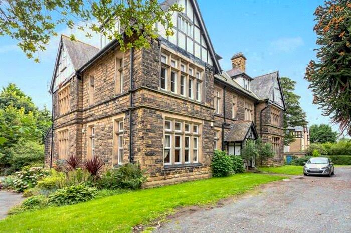 3 Bedroom Flat To Rent In Park Avenue, Leeds, LS8