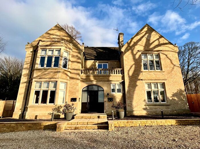 2 Bedroom Apartment To Rent In The Chestnuts, Spring Street, OX7