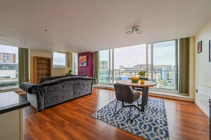 3 Bedroom Flat To Rent In Fathom Court, Gallions Reach, London, E16