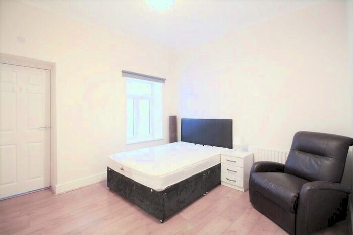 Apartment To Rent In Lancaster Road, Finsbury Park, London, N4