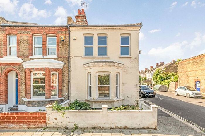 3 Bedroom Property To Rent In Thornbury Road, Brixton, SW2