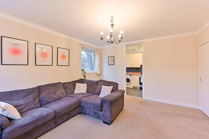 2 Bedroom Flat To Rent In Parkgate Road, Battersea Park, London, SW11