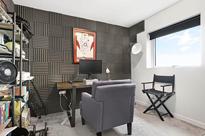 2 Bedroom Apartment For Sale In Sterling Square, Bracknell, RG12