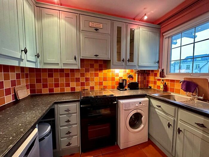 1 Bedroom Flat To Rent In High Street, Portsmouth, Hampshire, PO1
