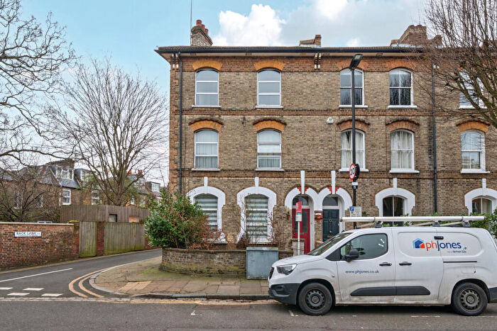 4 Bedroom End Of Terrace House For Sale In New Road, Crouch End, London, N8