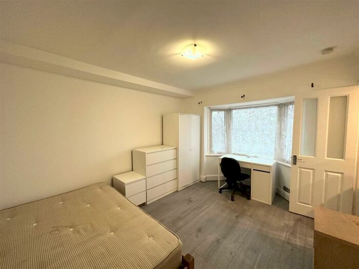 Studio To Rent In Selborne Gardens, London, NW4