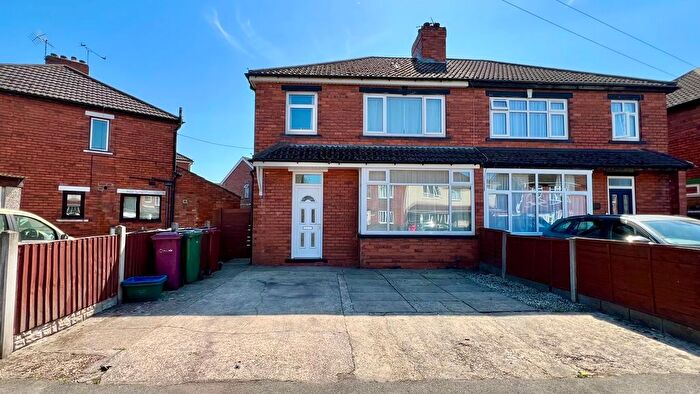 3 Bedroom Semi-Detached House For Sale In Cottage Beck Road, Scunthorpe, DN16