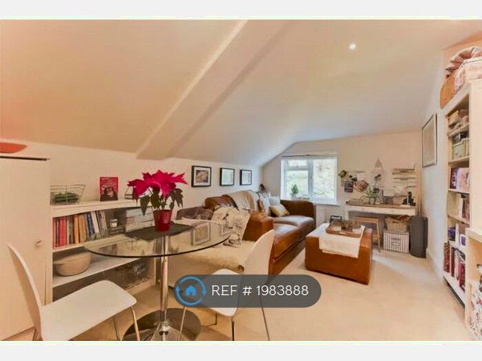 1 Bedroom Flat To Rent In The Hall, Weybridge, KT13