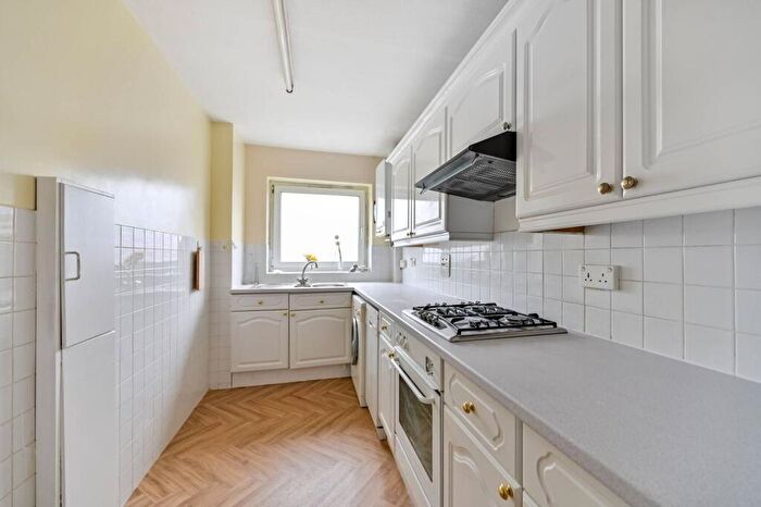 2 Bedroom Flat To Rent In Anglers Reach, Surbiton, KT6