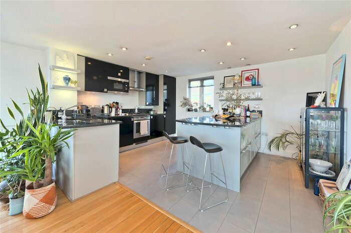 2 Bedroom Flat To Rent In Stane Grove, London, SW9