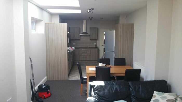 5 Bedroom House To Rent In Dawlish Road, B29